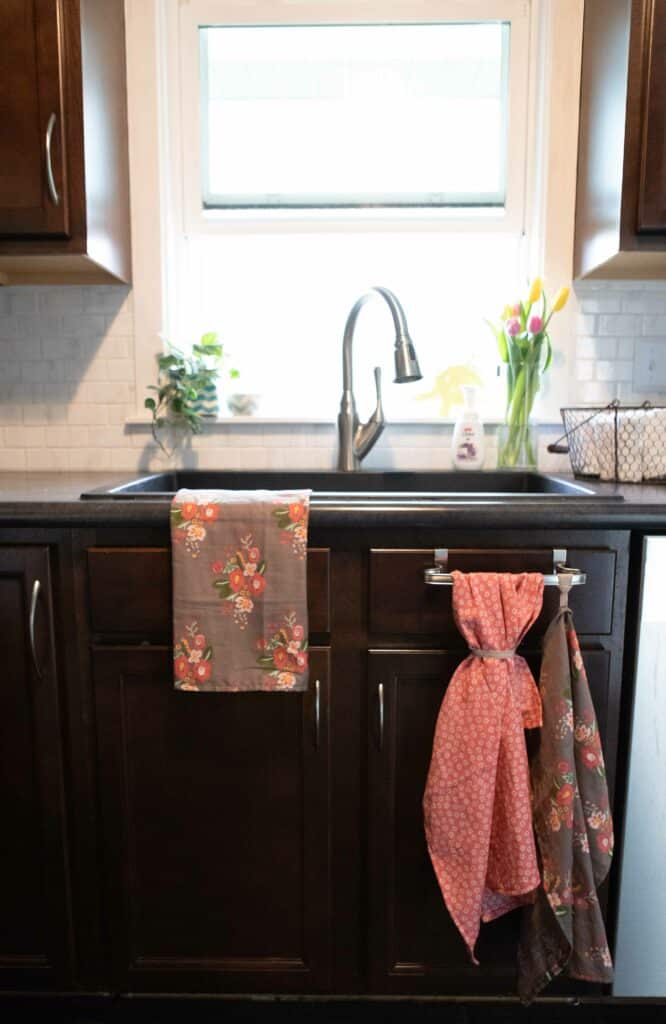 How To Add Loops to Dishtowels for Hanging  Kitchen towels hanging, Dish  towels, Hanging towels