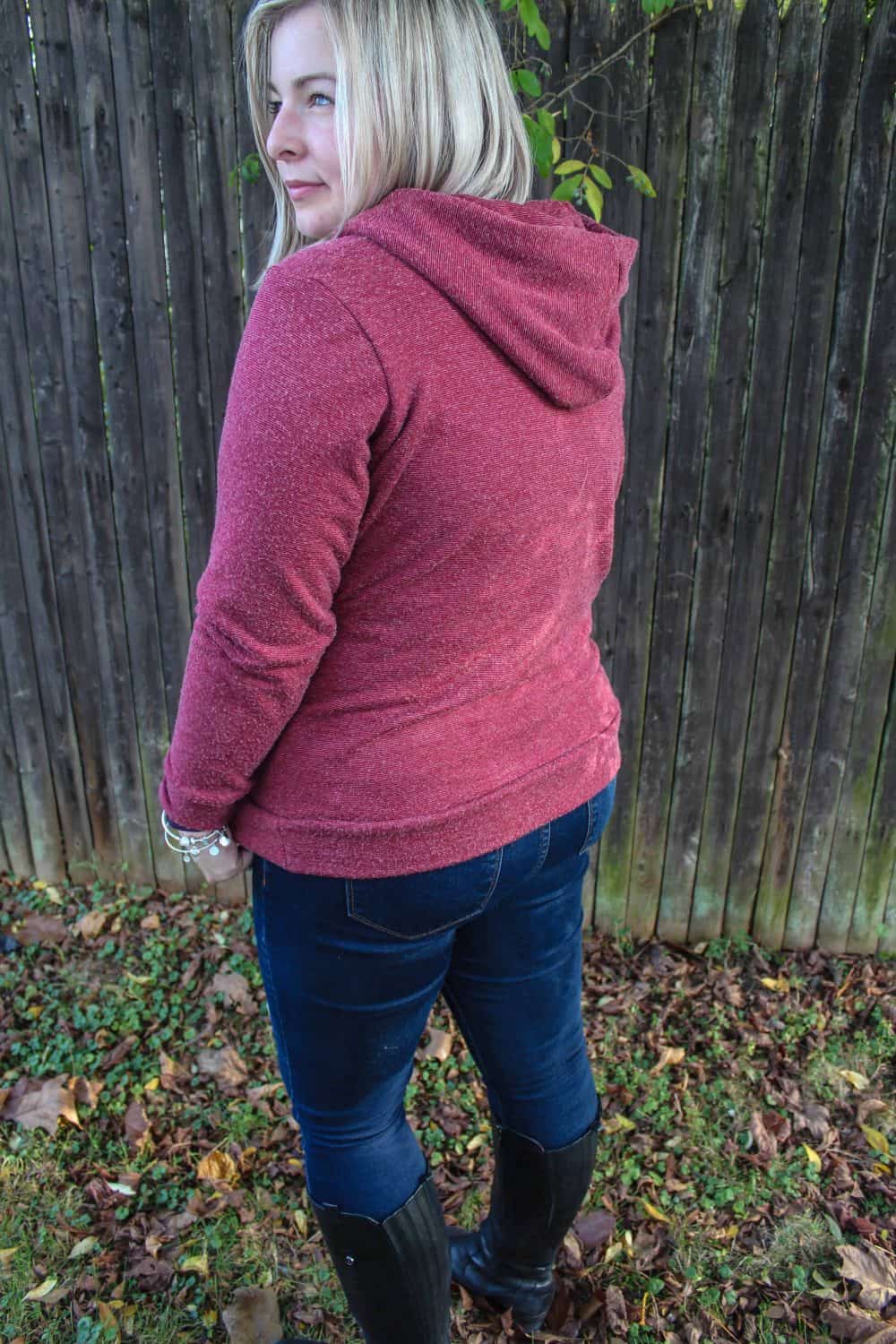 Easy and downloadable hoodie sewing pattern.